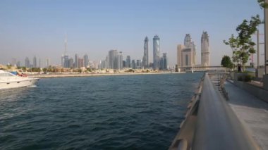 DUBAI - Ekim 2018: Su Kanalı 'ndan geçen yatlı Dubai siluetinin panoramik manzarası.