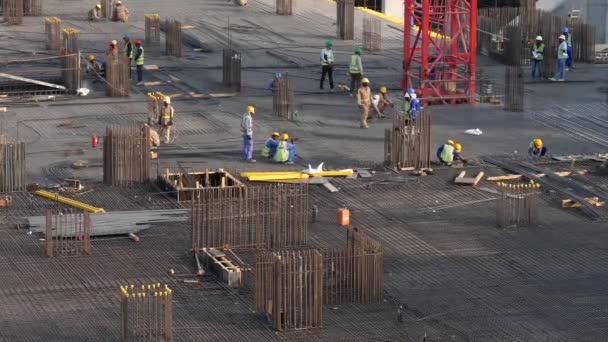 Dubai October 2018 Men Work New Constuction Site Water Canal — стоковое видео