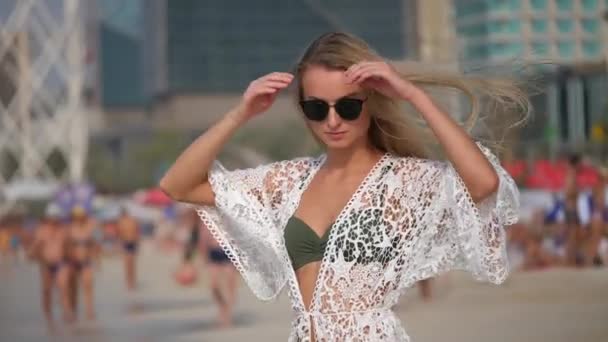 Szexi fiatal szőke nő közelről portré viselt bikini a JRB — Stock videók