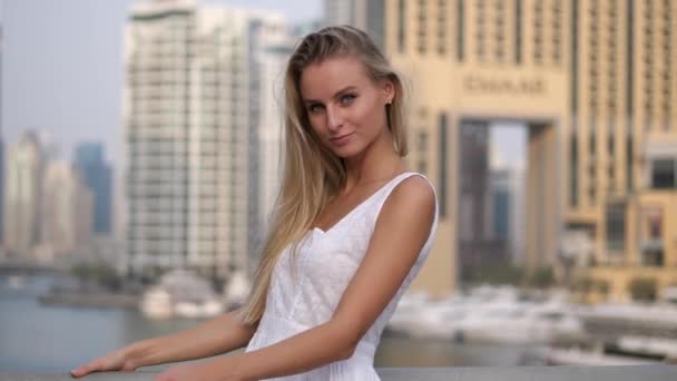 Jonge mooie blonde vrouw portret in Dubai Marina met skysc — Stockvideo