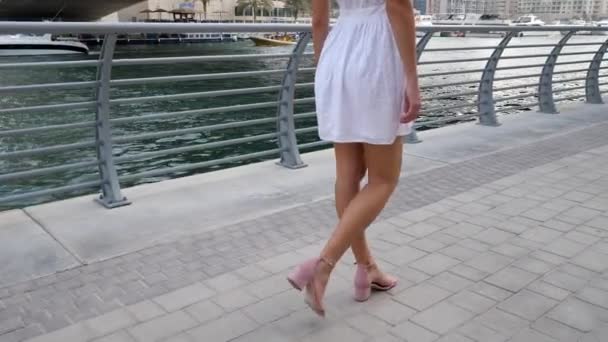 Young Beautiful Woman Legs Detail Walking Dubai Marina — Stockvideo