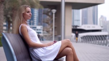 Beyaz dres giyen Moda genç sarışın kadın yaşam tarzı portre