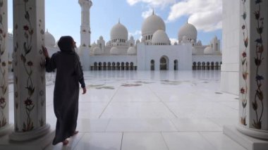 Şeyh Zayed Camii 'nde geleneksel elbiseli bir kadın. Abu Dabi, Birleşik Arap Emirlikleri.