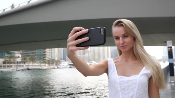 Joven mujer rubia estilo de vida retrato con vestido blanco y su — Vídeos de Stock