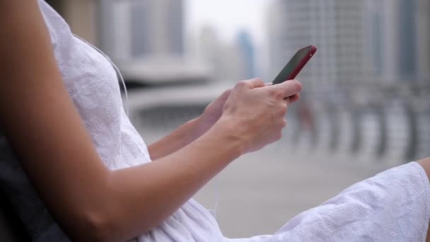 Jonge Vrouw Met Smartphone Dubai Marina Met Wolkenkrabbers Achtergrond Sluiten — Stockvideo