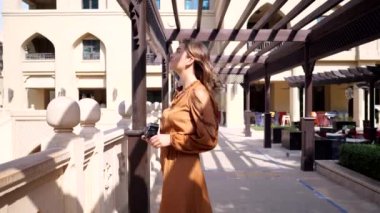 Dubai kamera ile gülümseyen güzel turist kadın portre.