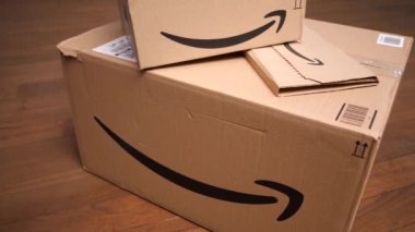 Bologna, İtalya - Aralık, 2018: Amazon logosu karton kutuya basılmış.