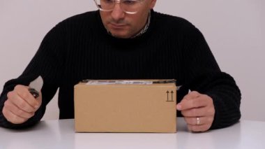 BOLOGNA, İTALYA - 2018 ARALIK: adam Amazon 'dan karton kutu açıyor. İllüstrasyon Editörü.