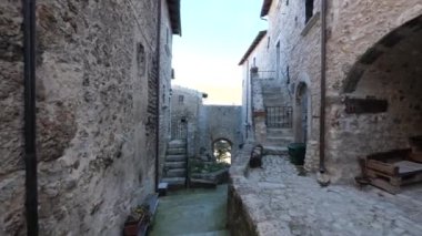 Santo Stefano di Sessanio gece manzarası, Abruzzo bölgesinde küçük bir köy, İtalya.