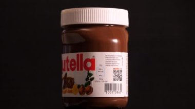 BOLOGNA, İtalya - Şubat 2019: siyah arka plana karşı Nutella kavanozu. Nutella, İtalyan Ferrero firması tarafından üretilir ve ilk kez 1965 yılında tanıtılmıştır. İllüstrasyon Editörü.