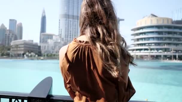 Vacker Kvinna Porträtt Njuter Utsikten Dubai Mall Med Fontäner Och — Stockvideo