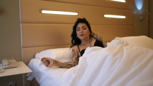 Tatuerad Ung Kvinna Vilande Hotellrum — Stockvideo