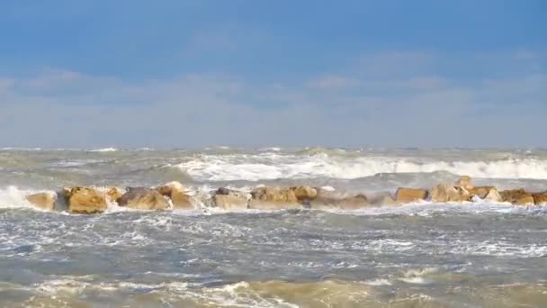 Ondas Tempestade Quebrando Rochas Luz Solar Brilhante — Vídeo de Stock