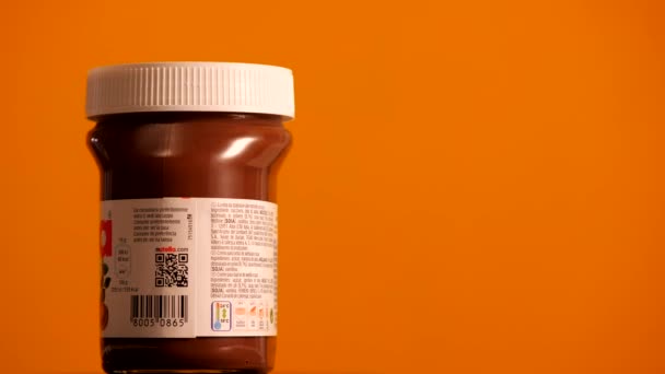 Болонья Италия Февраль 2019 Кувшин Nutella Оранжевом Фоне Nutella Производится — стоковое видео