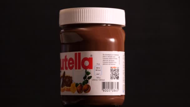 博萨纳 意大利 2019年2月 Nutella Jar Black Background Nutella由意大利费雷罗公司生产 1965年首次推出 说明性编辑 — 图库视频影像