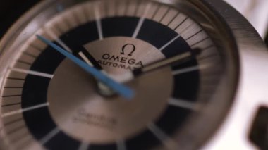 Bologna, İtalya - 12 Ekim 2017: Omega vintage Seamaster 300 profesyonel dalgıç izlemek. Omega saatler 19 yüzyıldan beri oluşturma. Açıklayıcı yazı işleri. 