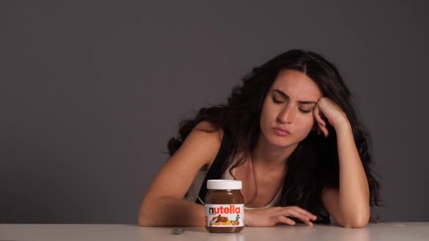 Mulher Morena Feliz Comendo Creme Chocolate Nutella Editorial Ilustrativo — Vídeo de Stock