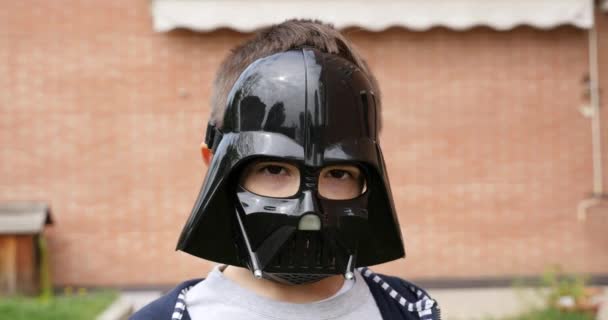 Metraje Del Niño Casco Darth Vader — Vídeo de stock