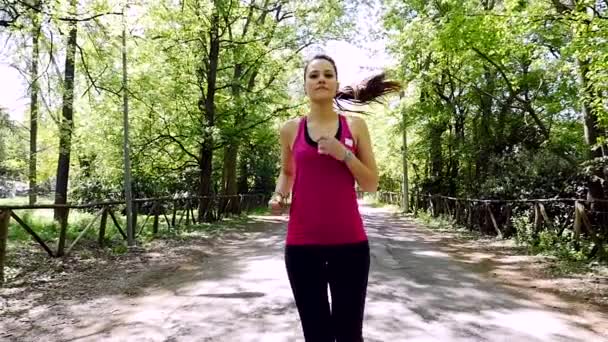 Νεαρή Όμορφη Γυναίκα Τρέχει Έξω Ένα Πάρκο — Αρχείο Βίντεο