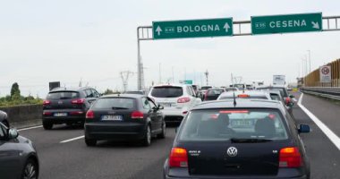 CESENA, İtalya - Mayıs 2015: Yaz mevsiminde deniz kenarına giderken trafik sıkışıklığı. Yazın Bologna 'dan Ancona' ya giden A14 otobanı günde 200.000 'den fazla araç kaydediyor..