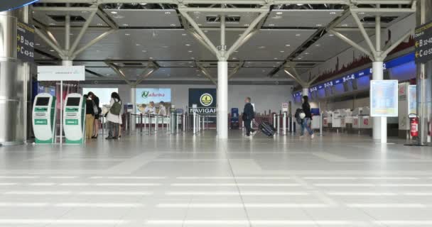 ボローニャ イタリア 2015年5月 ボローニャ空港のデスクで確認します 空港はボローニャ出身のG マルコーニ イタリアの電気技師でノーベル賞受賞者にちなんで名付けられました — ストック動画