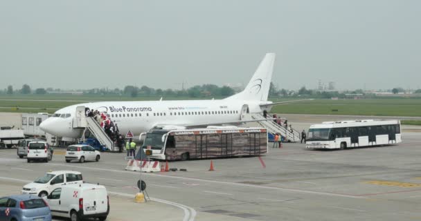 ボローニャ 2015年5月5日 ボローニャ空港でブルーパノラマ飛行機に乗る 空港はボローニャ出身のG マルコーニ イタリアの電気技師でノーベル賞受賞者にちなんで名付けられました — ストック動画