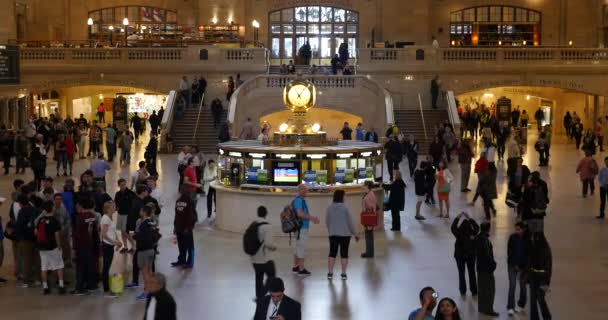ニューヨーク市 2015年5月 グランドセントラル駅のメインホール ターミナルは44のプラットフォームを持つ世界最大の駅です — ストック動画