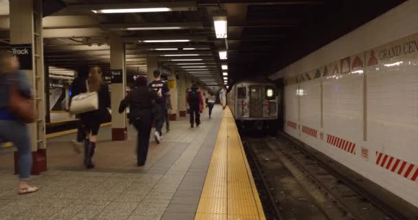 U-Bahn-Waggon auf Bahnsteig in New York — Stockvideo