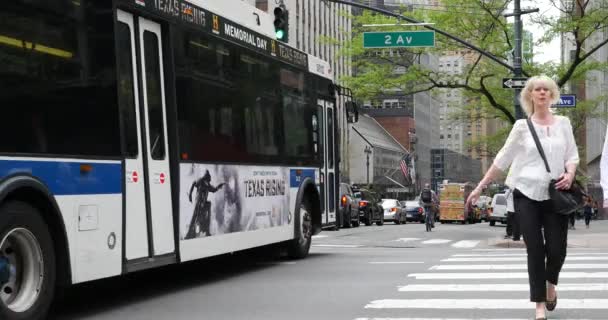 Verkeer op 42ste straat in New York — Stockvideo