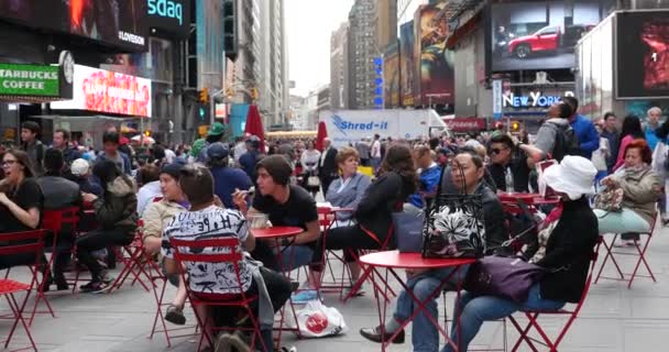 Les gens se relaxent à Times Square à New York — Video