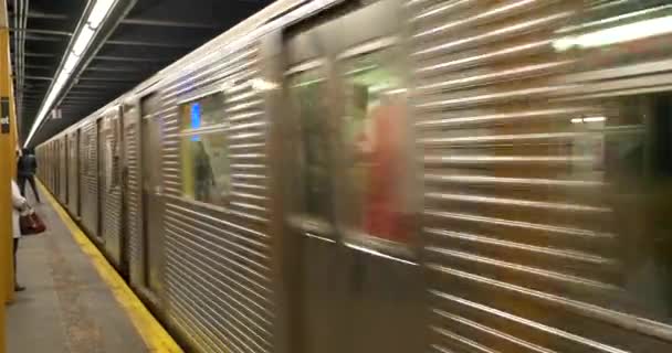 Vagón de metro en la plataforma en Nueva York — Vídeos de Stock