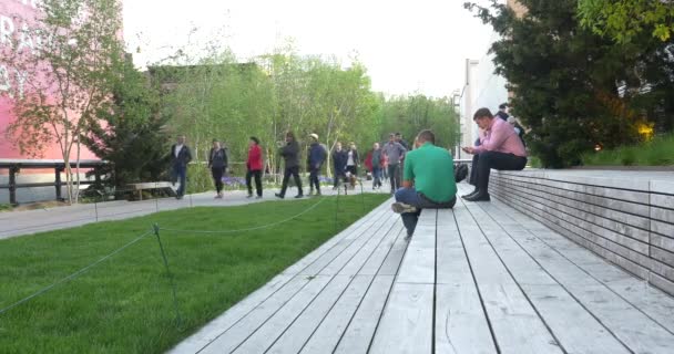Folk kopplar av på High Line Park i New York — Stockvideo
