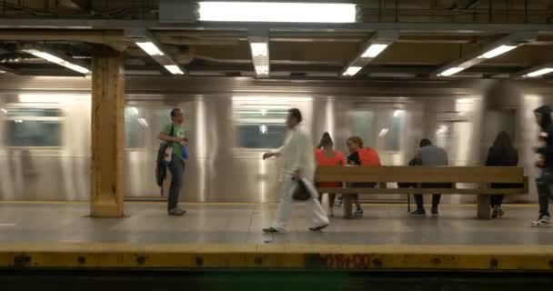 New York City - 26. Juni: leerer U-Bahn-Waggon — Stockvideo