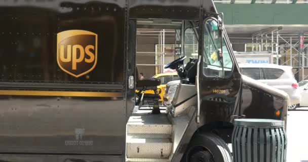 UPS-bil parkert i en gate i New York – stockvideo