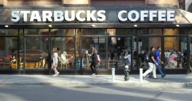 New York City - 8 Mayıs 2015: Starbucks mağaza. Starbucks dünyanın en büyük kahvehane şirketidir.