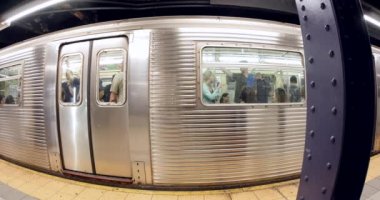 New York City - 9 Mayıs 2015: insanlar içinde metro istasyonu yürüme. Nyc metro 468 istasyonları ile dünyanın en eski ve en kapsamlı toplu ulaşım sistemlerinden biridir.