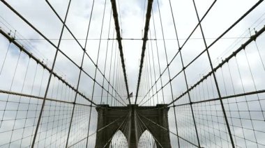 New York - 10 Mayıs 2015: Brooklyn Köprüsü'nde gündüz, turist. Brooklyn Köprüsü'nün Amerika Birleşik Devletleri'nde en eski köprü biridir. 1883 yılında tamamlandı.