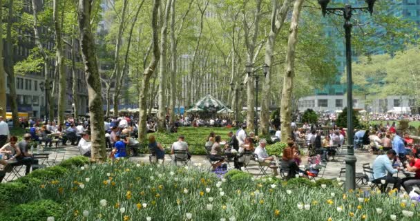 Turist ve New Yorklular Bryant Park 'ta öğle yemeğinin tadını çıkarıyorlar — Stok video