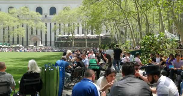 Toeristische en New Yorkers genieten van de lunch in Bryant Park — Stockvideo