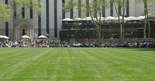Turister och New York-bor njuter av lunchen i Bryant Park — Stockvideo