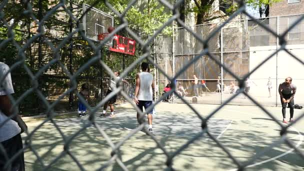 ニューヨーク シティ 2015 ウェスト ストリートの象徴的なバスケット ボール裁判所 ケージ 足のチェーン リンク フェンス — ストック動画