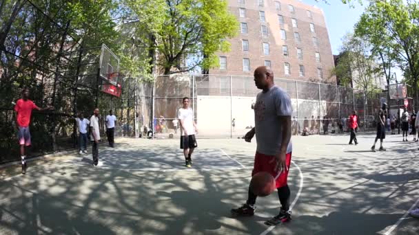 纽约市 2015年5月8日 西第四街的标志性篮球场 因为一个20英尺链链接围栏框球员 已经成为 Nba 明星的证明基础 — 图库视频影像