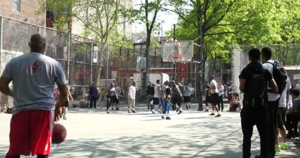 ニューヨーク シティ 2015 ウェスト ストリートの象徴的なバスケット ボール裁判所 ケージ 足のチェーン リンク フェンス — ストック動画