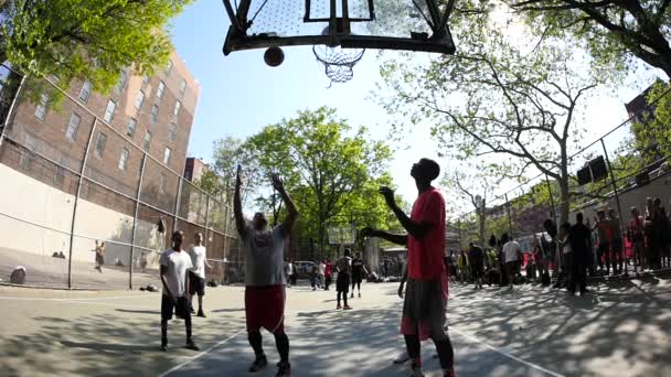 New York City - 28. Juni: ikonischer Basketballplatz in der West 4. Straße — Stockvideo