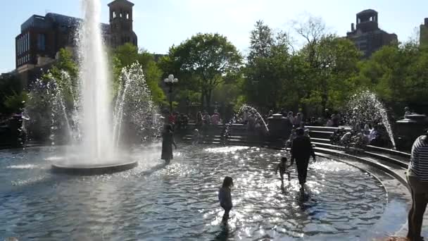 New York City Maja 2015 Ludzi Relaks Washington Square Fontanna — Wideo stockowe