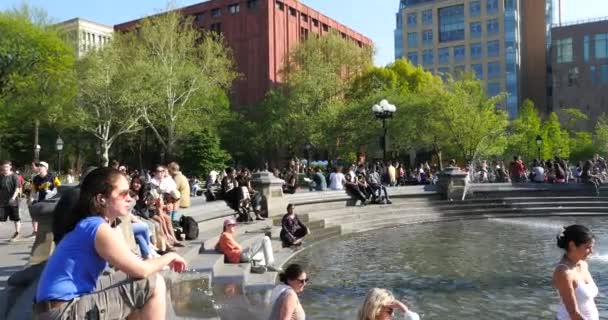 Νέα Υόρκη Μαΐου 2015 Άνθρωποι Χαλάρωση Στο Washington Square Κρήνη — Αρχείο Βίντεο