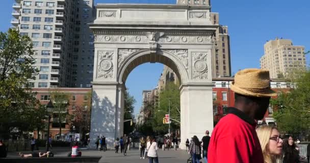 Nova Cidade Iorque Maio 2015 Pessoas Relaxando Washington Square Park — Vídeo de Stock