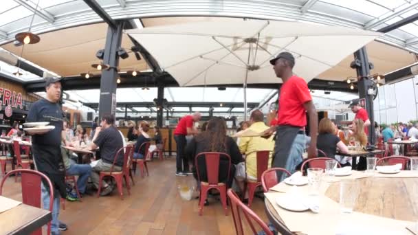 Νέα Υόρκη Μαΐου 2015 Άνθρωποι Γεύμα Στην Βεράντα Του Eataly — Αρχείο Βίντεο