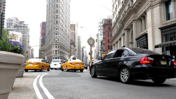 Nueva York City Mayo 2015 Tráfico Centro Manhattan Intersección Frente — Vídeos de Stock