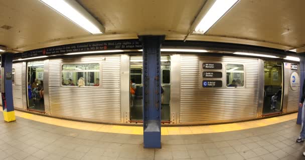 Nueva York City Mayo 2015 Gente Caminando Dentro Estación Metro — Vídeos de Stock